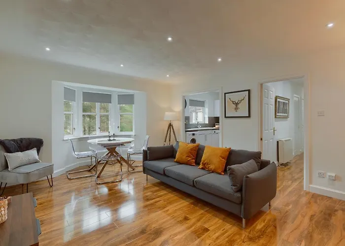 3 Bedroom Windsor Garden Apartment By Gleneagles