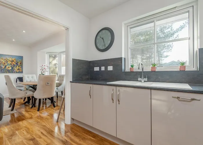 3 Bedroom Windsor Garden Apartment By Gleneagles