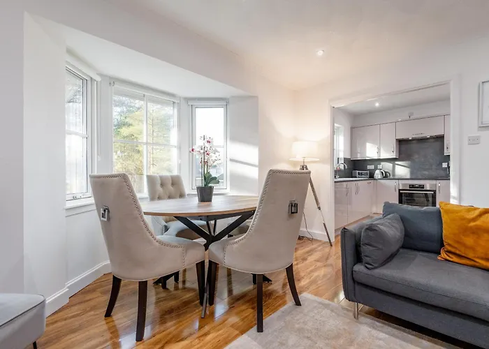 3 Bedroom Windsor Garden Apartment By Gleneagles